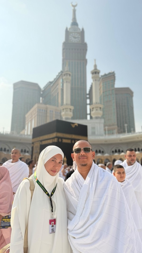 Pasangan jamaah Haqeem di depan Kaabah