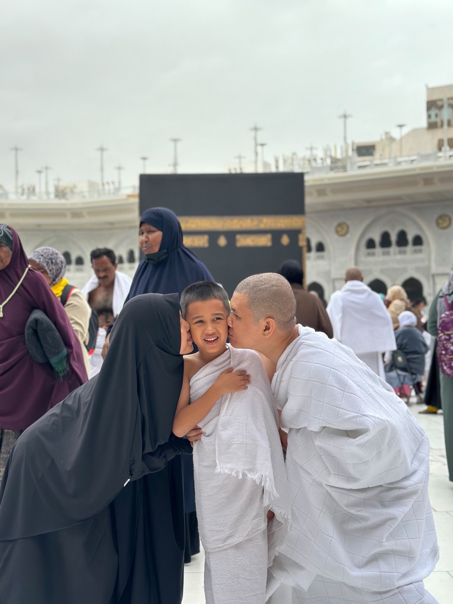 Momen kebersamaan keluarga jamaah Haqeem di depan Kaabah